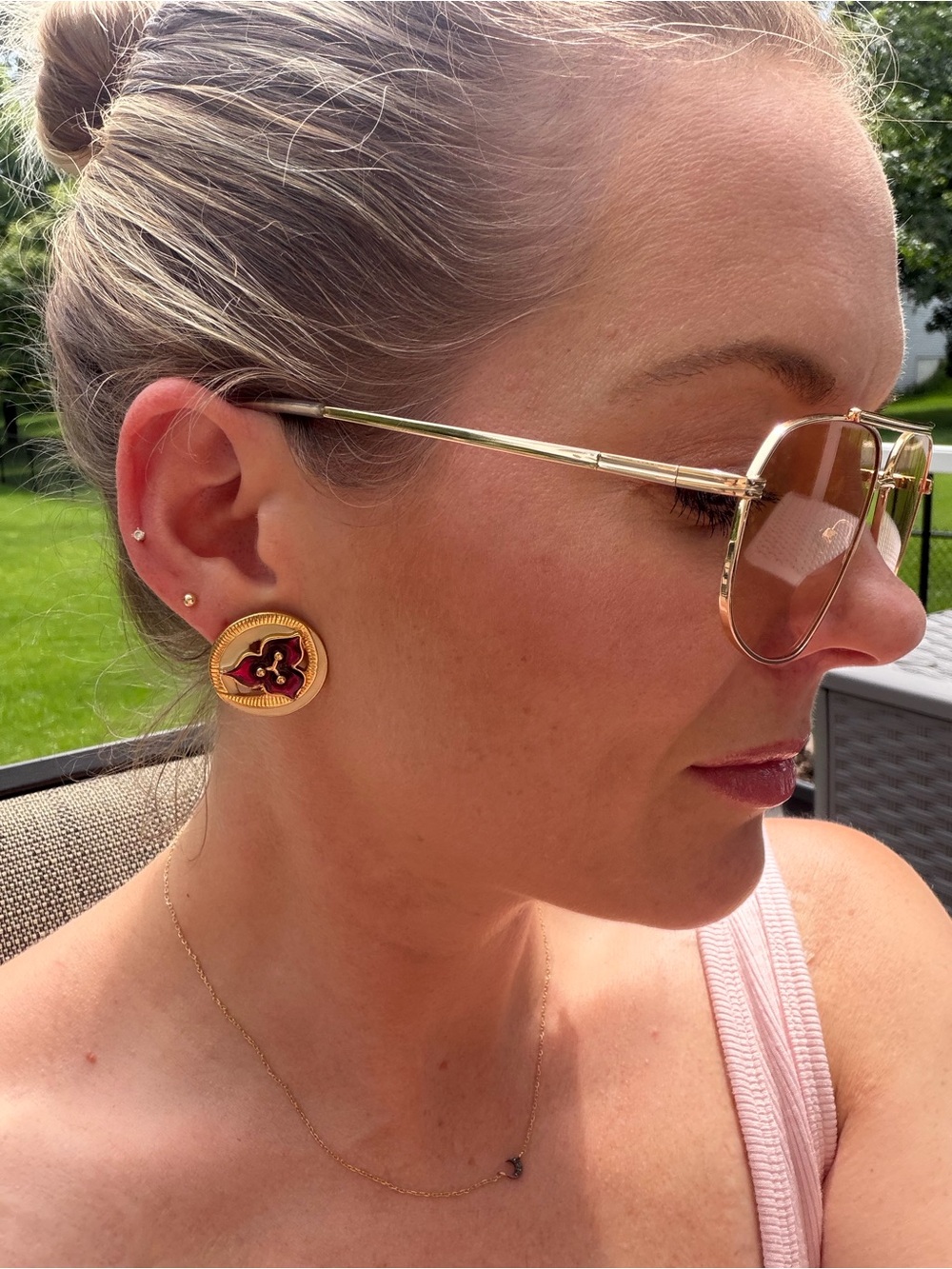 Vintage MONET gold tone, red enamel clip on earrings - Picture 3 of 6
